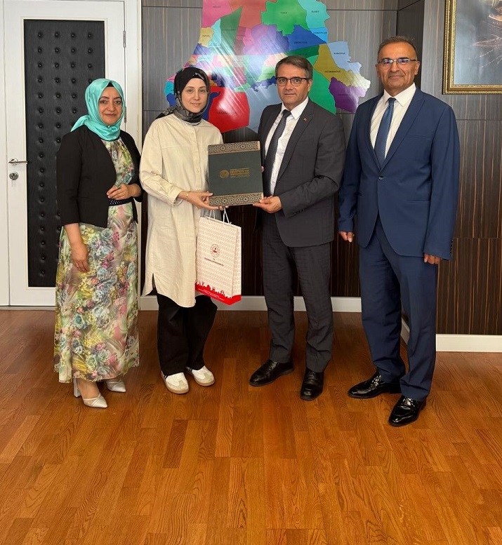 Başarılı Personele Plaket Takdimi